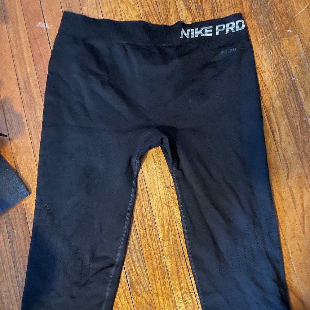 NWOT Nike pro cropped leggings